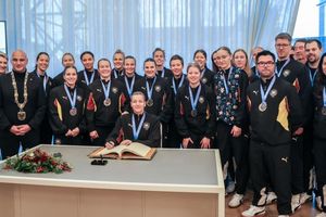 Die deutschen Handballerinnen trugen sich in Dortmund ins Goldene Buch der Stadt ein. - Foto: Christoph Reichwein/dpa