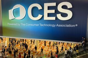 Samsung will mit dem massiven KI-Einsatz seine Konkurrenten auf Abstand halten, kündigte der südkoreanische Elektronikriese auf der CES an. - Foto: Christoph Dernbach/dpa