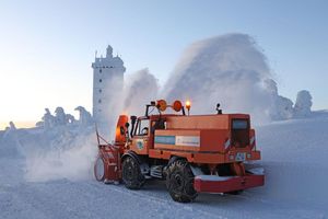 Schneefräse im Einsatz: Zweistellige Minusgrade auf dem Brocken - Foto: Matthias Bein/dpa