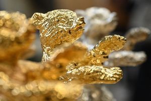 Trophäen stehen während eines Pressetermins zu der Produktion der Berlinale Bären in der Bildgießerei Hermann Noack. Die Berlinale 2026 findet vom 12. bis 22. Februar statt. - Foto: Britta Pedersen/dpa