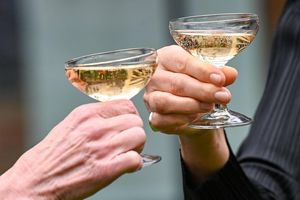 Nach der Adventszeit und den Feiertagen haben viele Menschen das Gefühl, dass sie nun erst einmal weniger oder gar nicht trinken sollten. (Symbolbild) - Foto: Jens Kalaene/dpa