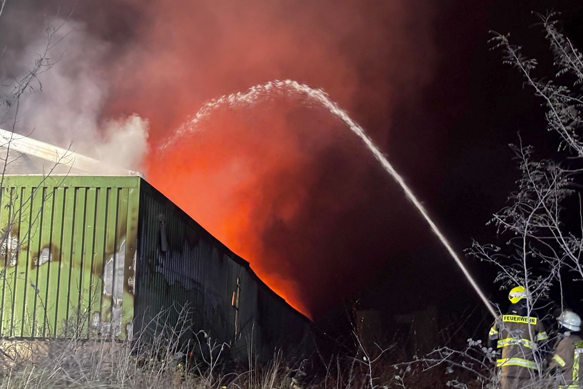 Zahlreiche Feuerwehrleute waren mit Löscharbeiten an der Lagerhalle beschäftigt, in der eine große Menge Kunststoff in Flammen stand. Foto: dpa