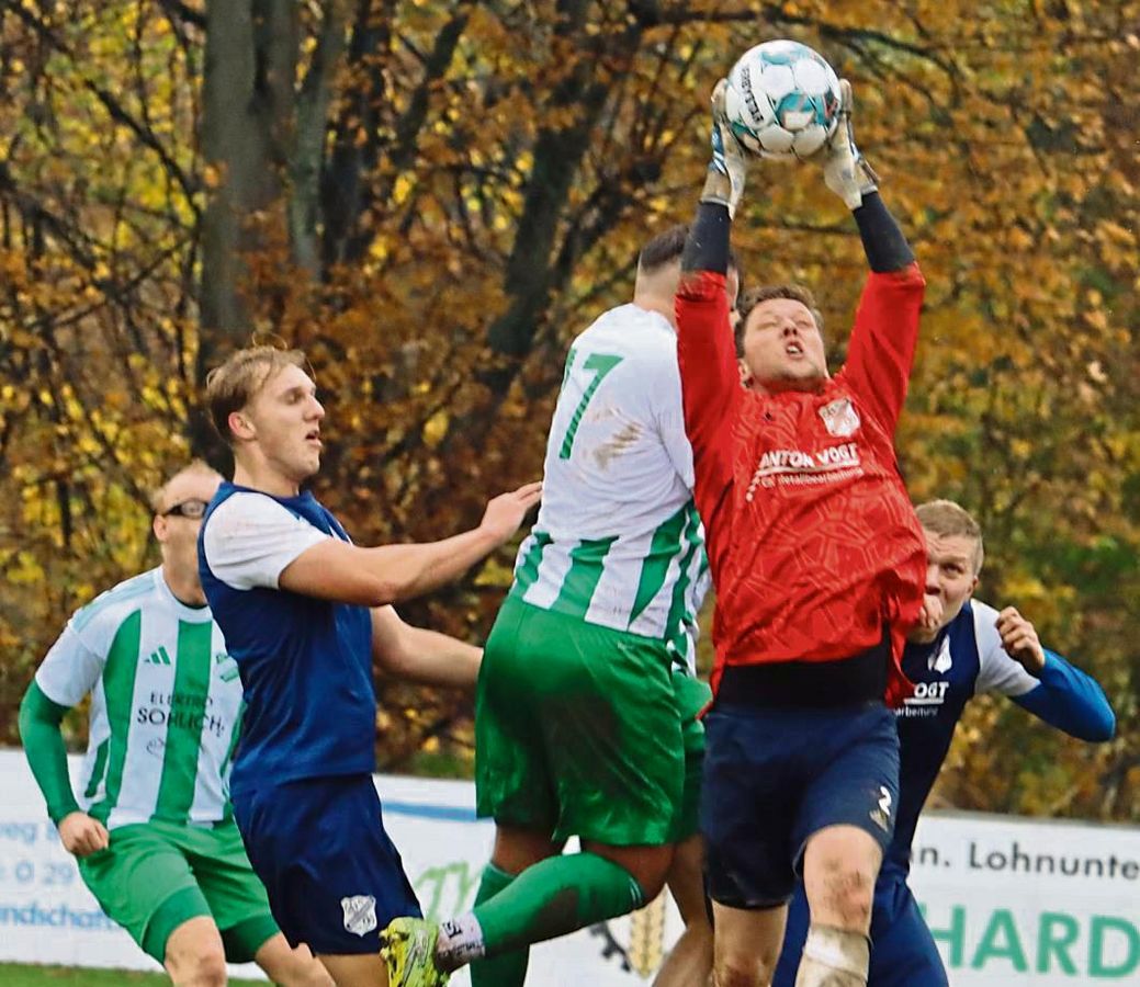 FCM-Keeper Sprick kann hier die gefährliche Situation im eigenen Strafraum entschärfen. Am Ende unterlag Mönninghausen II dem Gast aus Stirpe dennoch mit 3:6. Foto: Uwe Feichtinger
