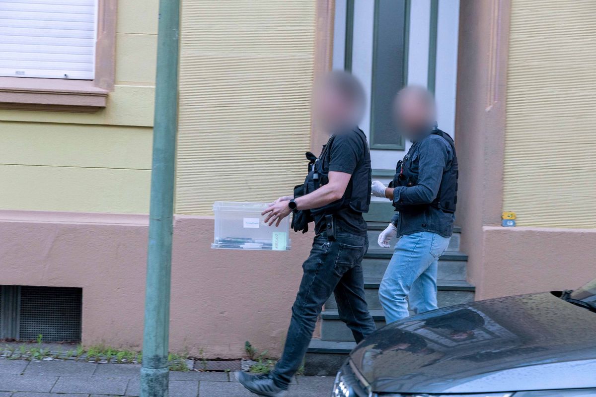 Zur Verhinderung eines mutmaßlich geplanten islamistisch-terroristisch motivierten Anschlags durchsuchen Spezialeinheiten der Polizei mehrere Objekte in verschiedenen Städten in Nordrhein-Westfalen. Foto: DPA