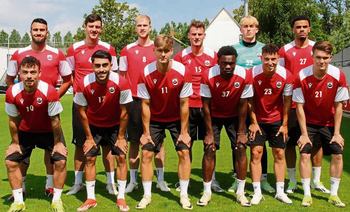 Tragen nun das Trikot des SV Lippstadt – die SV-Neuzugänge (h.v.l.) Hasan Dere (Delbrücker SC), Maurcie Buckesfeld (RW Ahlen), Max Kamann (SV Rödinghausen), Janik Steringer (zuletzt Co-Trainer Arminia Bielefeld), Julian Fuest (eigene Jugend), David Dören (SC Verl II), (v.v.l.) Marcello Romano (Pr. Münster II), Samet Coskun (SV Schermbeck), Damian Biniek (Delbrücker SC), Joel Amadi (Pr. Münster II), Nils Köhler (1. FC Nieheim) und Nico Böll (TSG Sprockhövel. Fotos: Wiegand