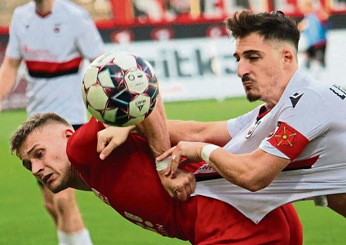 Mit allen erlaubten (und unerlaubten) Mitteln: Lippstadts Kapitän Fatih Ufuk (r.) nahm sich in dieser Szene Ahlens Wöstmann zur Brust. Den Trikot-Test bestanden beide. Ohne Freistoß lief die Partie weiter. Am Ende zeigte Rot-Weiß Schwarz-Rot die lange Nase. Fotos: Thorsten Heinke