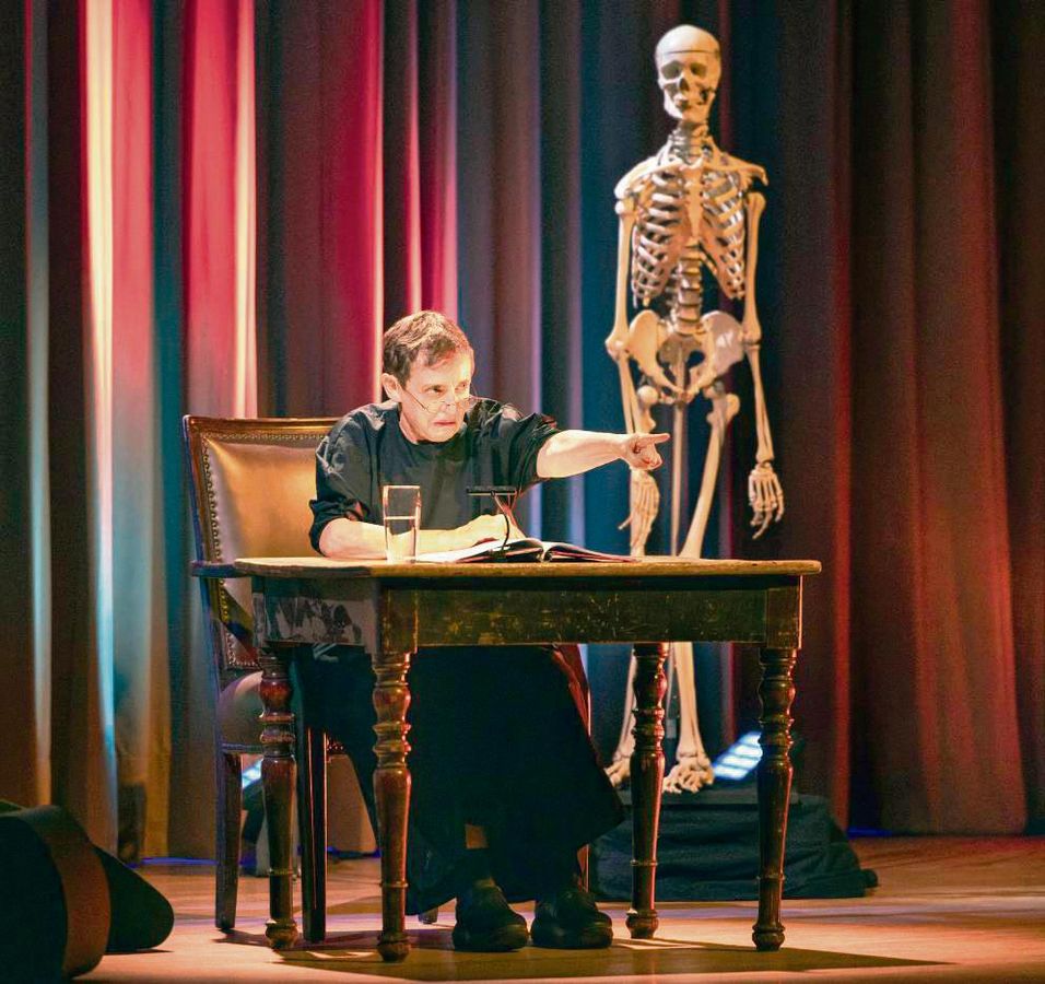 Schaurig-schön: Katharina Thalbach in „Schatten über dem Nichts“. Foto: Franziska Strauss