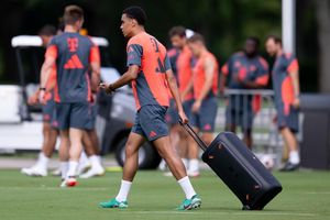 Jamal Musiala zieht eine Musikbox auf den Trainingsplatz. Gegen Flamengo soll der Bayern-Star auf dem Platz für die Musik sorgen. - Foto: Sven Hoppe/dpa