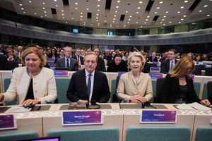 Mario Draghi (M.l.) und Ursula von der Leyen (M.r.) in Brüssel. Vor fast genau einem Jahr hat der frühere EZB-Chef seinen Bericht über Europas Wettbewerbsfähigkeit vorgestellt. - Foto: Virginia Mayo/AP/dpa