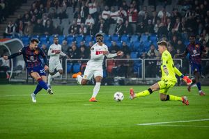 Die frühe Führung für Basel: Albian Ajeti (l.) trifft durch die Beine von Alexander Nübel. - Foto: Andreas Becker/KEYSTONE/dpa