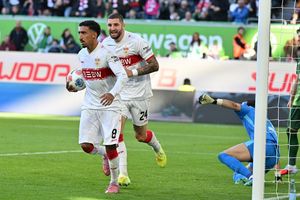 Kein Jubel nach dem Tor aus Respekt vor seinem Ex-Club: Stuttgarts Tiago Tomas (l) nach dem 1:0 gegen den VfL Wolfsburg - Foto: Swen Pförtner/dpa