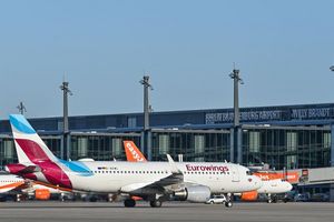 Eurowings-Maschine am Flughafen - einsteigen mit gutem Gewissen, weil man Klimaschutzprojekte unterstützt hat? - Foto: Patrick Pleul/dpa-Zentralbild/dpa