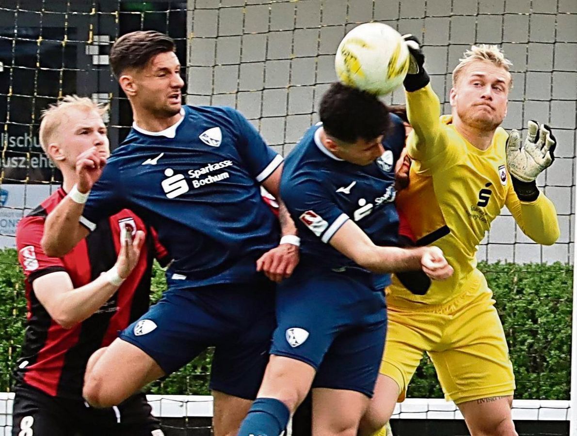 Torhüter Luca Beermann war gestern wieder einmal ein sicherer Rückhalt seiner Mannschaft. Der Schlussmann hatte einen großen Anteil am 2:1-Sieg des SV Lippstadt gegen Spitzenreiter VfL Bochum II. Links im Bild Max Kamann. Fotos: Lütkehaus