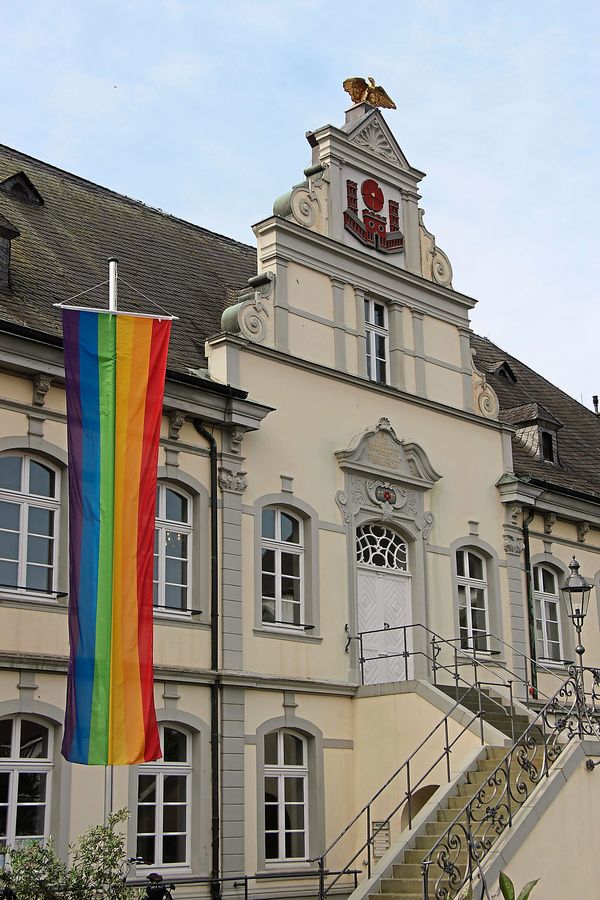 Der Regenbogenflagge am Rathaus zum Trotz - die AfD hat nun einen wichtigen Posten in der Lokalpolitik inne. Foto: Löseke