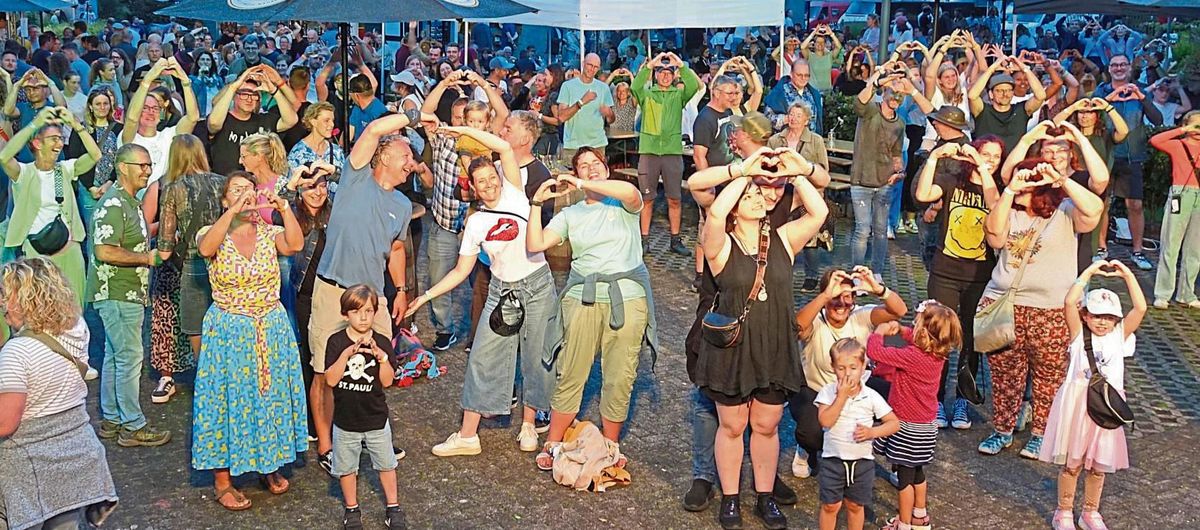 Jung und Alt feierten auf dem Festival „Wandern & Whisky“ zusammen vor der Bühne und genossen die Musik der verschiedenen Bands. Fotos: Kloer