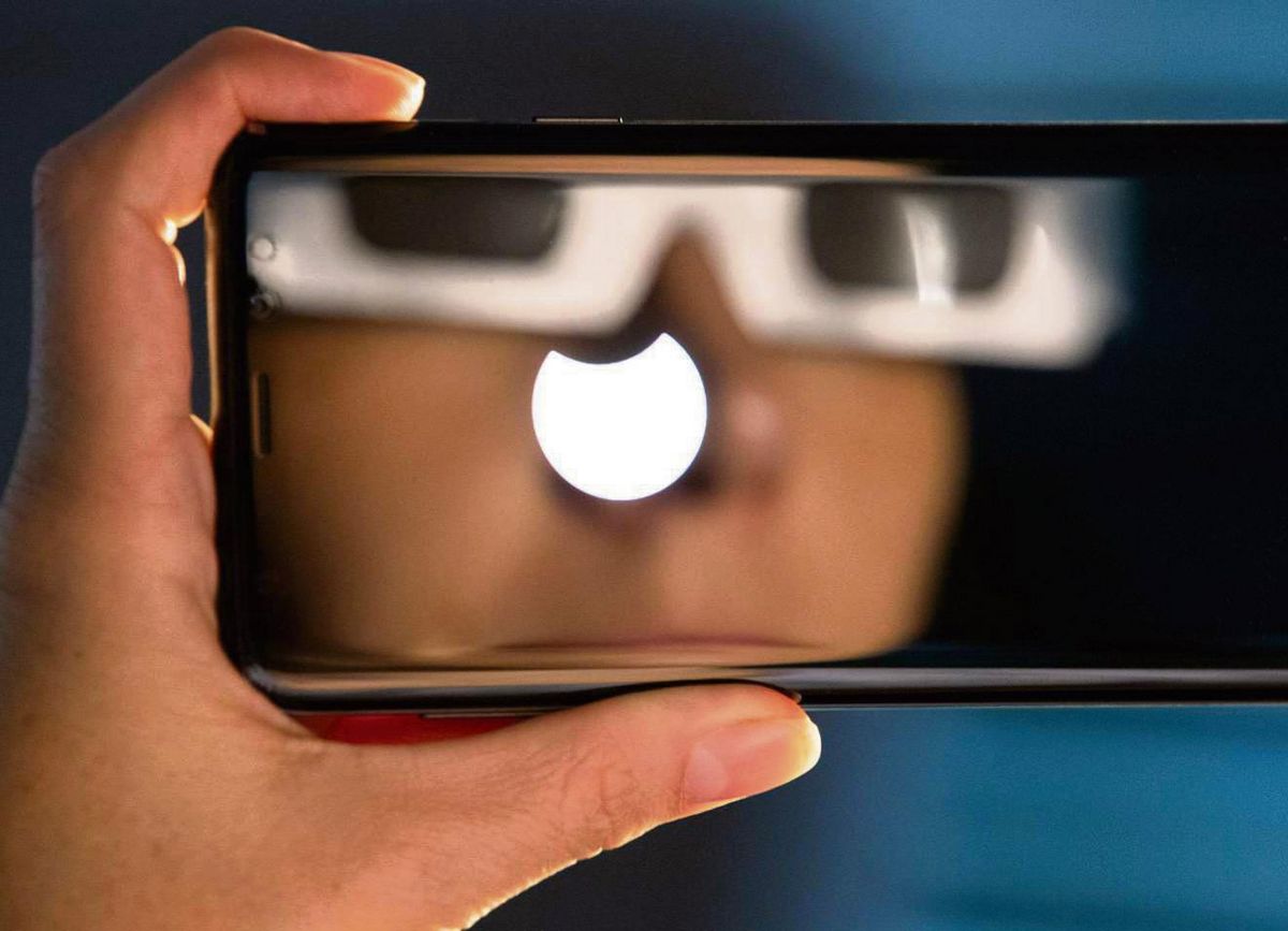 Außergewöhnliches Himmelsphänomen: Am 12. August gibt es eine partielle Sonnenfinsternis. „Ein Erlebnis, das viele Menschen sofort begeistern wird“, ist Tobias Scholz von der Volkssternwarte Paderborn überzeugt. Symbolfoto: dpa