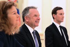 Witkoff (M) und Kushner (r) waren am Dienstag für Ukraine-Verhandlungen zu Gast im Kreml. - Foto: Kristina Kormilitsyna/Sputnik, Kremlin Pool via AP/dpa