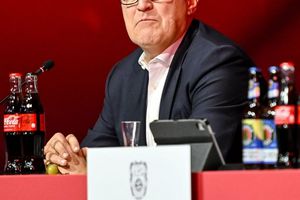 Bayern Münchens Vorstandsvorsitzender Jan-Christian Dreesen hofft auf ein Einlenken des DFB im Zoff um die Frauen-Bundesliga. (Archivbild) - Foto: Harry Langer/dpa