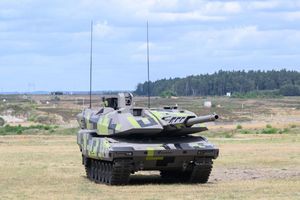 Der Rheinmetall-Panzer KF 51 Panther. Der Düsseldorfer Konzern kann nun nach Genehmigung des Bundeskartellamts gemeinsam mit KNDS Deutschland einen neuen Panzer für die Bundeswehr entwickeln. (Archivbild) - Foto: Julian Stratenschulte/dpa
