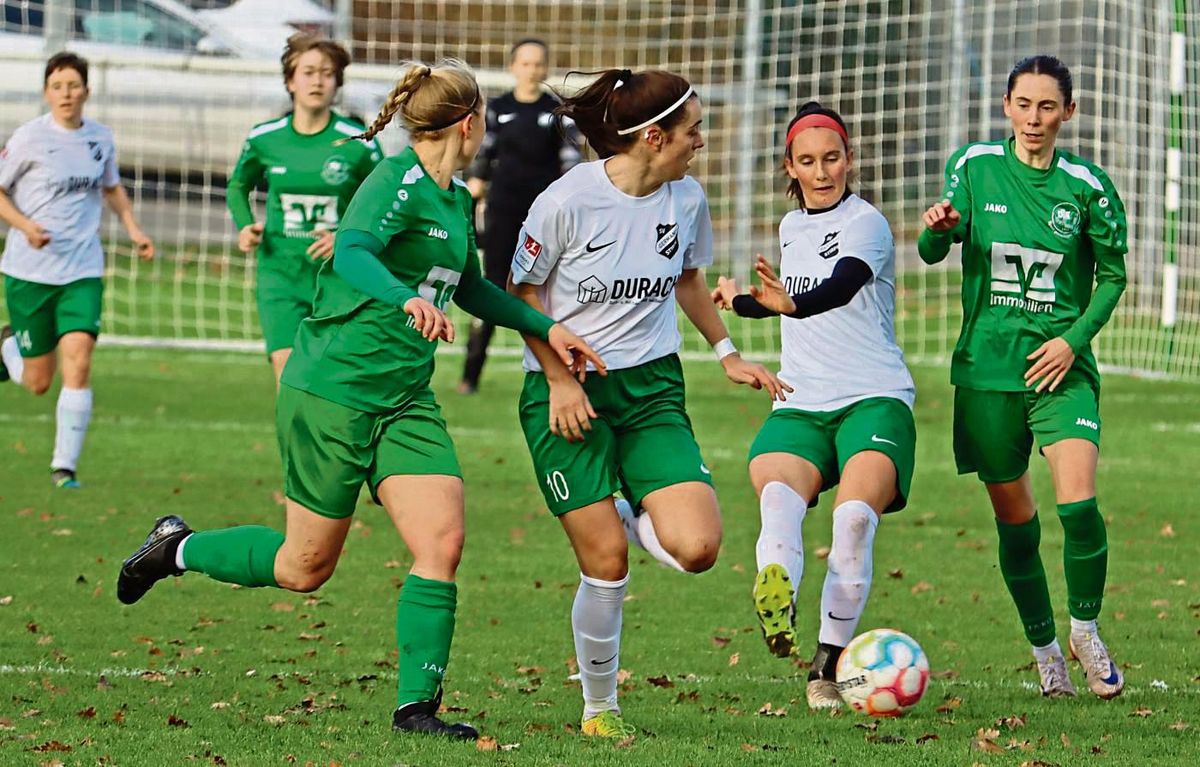 Die erste Chance des Spiels hatten die Stirperinnen (in Weiß) durch Torjägerin Maren Willer. Dann übernahm der Favorit aus Ibbenbüren aber das Kommando und zog am Ende verdient mit 3:0 in die nächste Pokalrunde ein. Foto: Uwe Feichtinger
