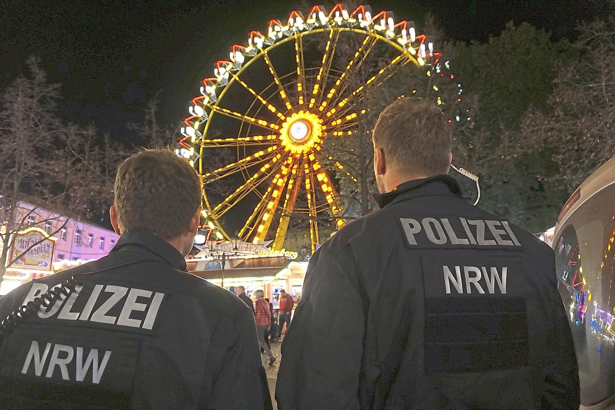 Mehr Polizeipräsenz und schärfere Kontrollen auf Volksfesten in Nordrhein-Westfalen: Nach den Messerattacken in Solingen und Siegen bringt die Polizei zur Herbstwoche mehr Präsenz auf die Straße. Archivfoto: Cegelski