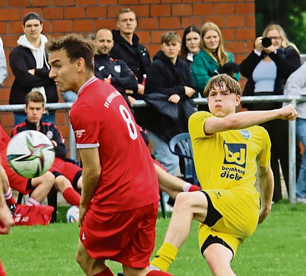 Nichts zu holen gab es für A-Liga-Schlusslicht Germania Esbeck (in Rot) im Heimspiel gegen die DJK Mellrich (in Gelb). Am Ende hieß es 7:1 für die Gäste aus Mellrich. Foto: Wiegand