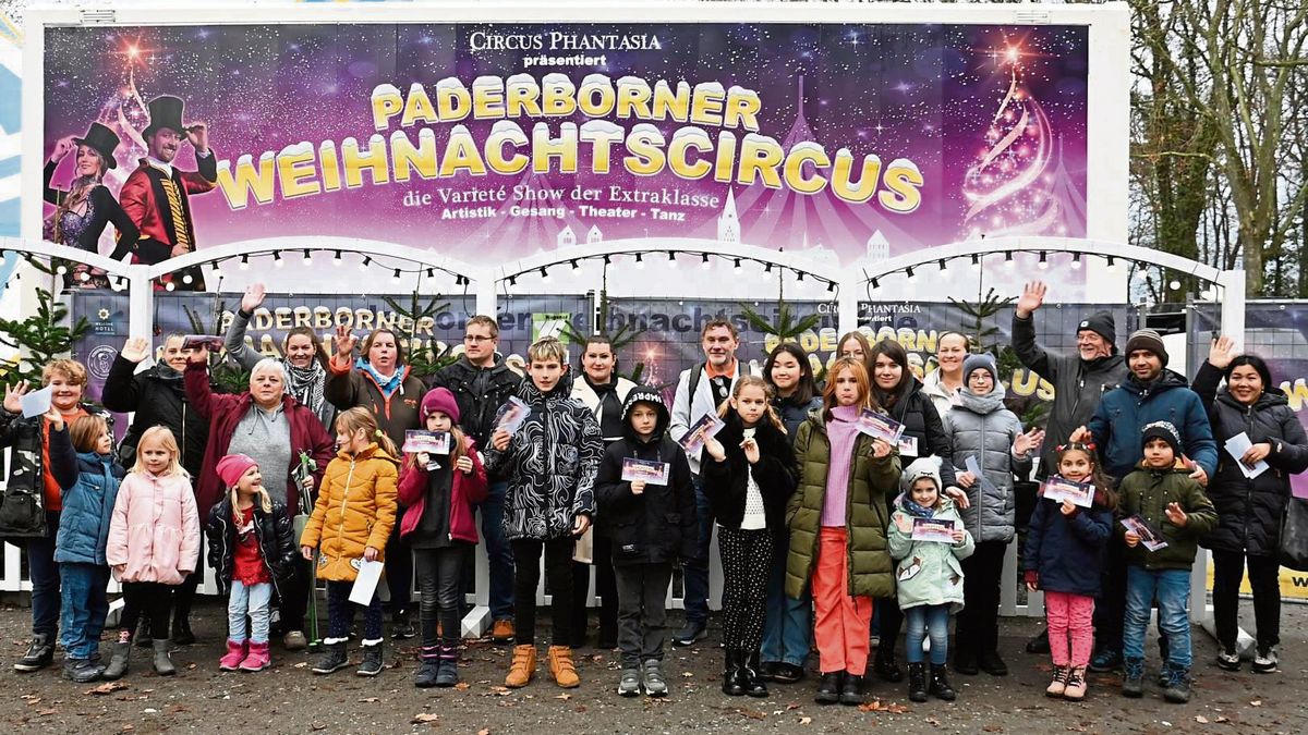 Artistik, Theater, Gesang und Tanz: Der dritte Paderborner Weihnachtszirkus hat Lippstädter Familien in die magische Zirkuswelt entführt. Rund 50 Erwachsene und Kinder folgten der Patriot-Einladung (nicht alle Teilnehmer im Bild). Fotos: Tuschen