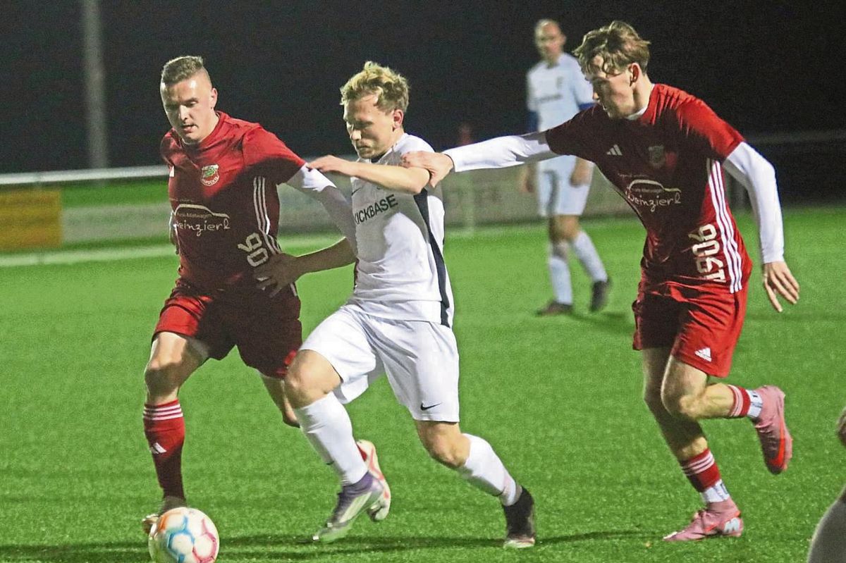 Hiergeblieben! Der SV BW Rixbeck-Dedinghausen (in Weiß) verspielte in Anröchte zunächst eine schnelle 2:0-Führung, konnte sich am Ende aber im Elfmeterschießen durchsetzen und trifft nun im Halbfinale auf den SV Lippstadt. Foto: Thomas Wiegand