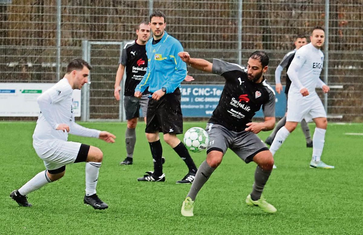 Mit reichlich Rückenwind läuft Viktoria Lippstadt (in Schwarz) nach dem 2:1-Sieg gegen Overhagen jetzt bei Arminia Langeneicke auf. Die Overhagener (in Weiß) wollen beim VfL Hörste-Garfeln II das Ruder wieder herumreißen. Foto: Feichtinger