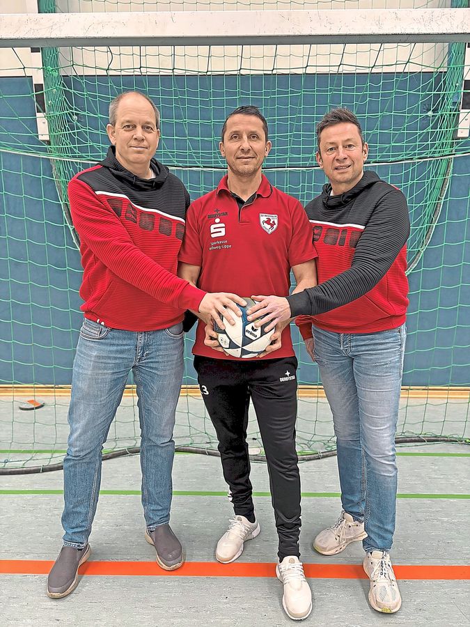 Luigi Brusciano (M.) will sich mit dem Aufstieg aus Erwitte verabschieden. Der Verein teilte ihm nun mit, dass man ab Sommer nicht mehr mit ihm plane. Foto: Verein