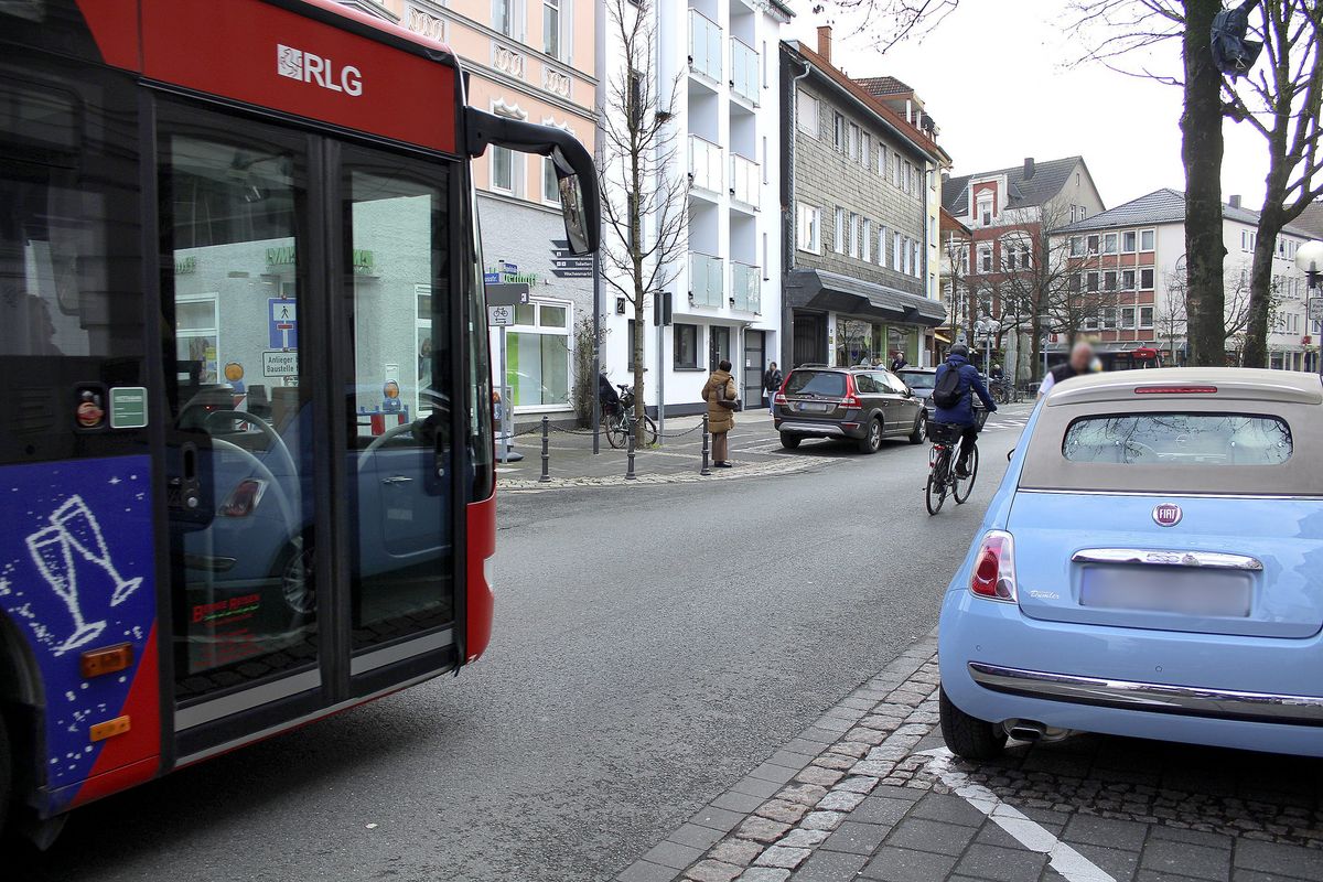 Die Sicherheit der Radfahrer und Fußgänger auf und an der Cappelstraße ist nach Ansicht der ISG nicht gewährleistet. Auch dieser Bus hält nicht genug Abstand (neun Meter) zur Fahrradfahrerin. Foto: Mintert