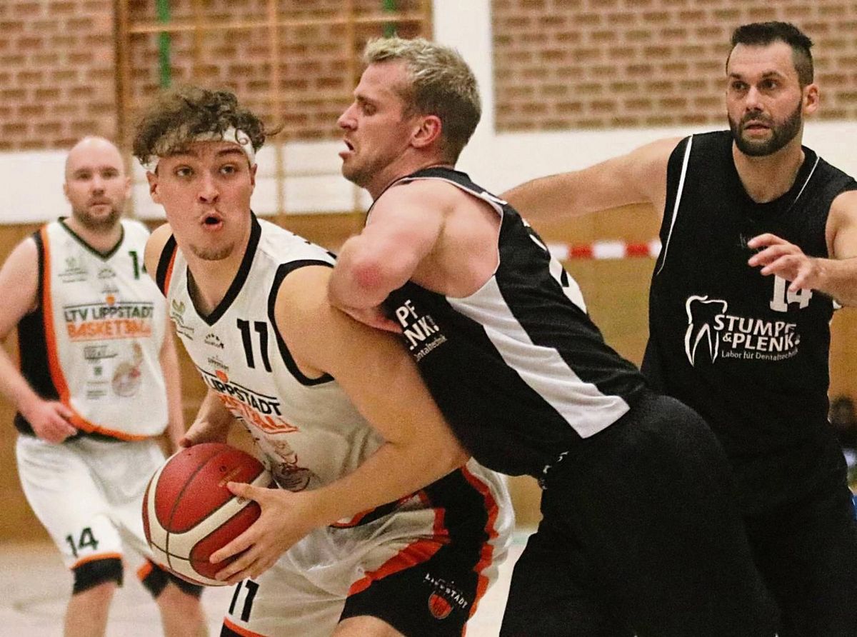 Gegen eine aggressive Verteidigung des Gegners fanden die Basketballer des LTV Lippstadt (in Weiß) nicht die richtigen Mittel. Der Gast aus Leopoldshöhe setzte sich am Ende deutlich mit 77:49 durch. Foto: Wiegand