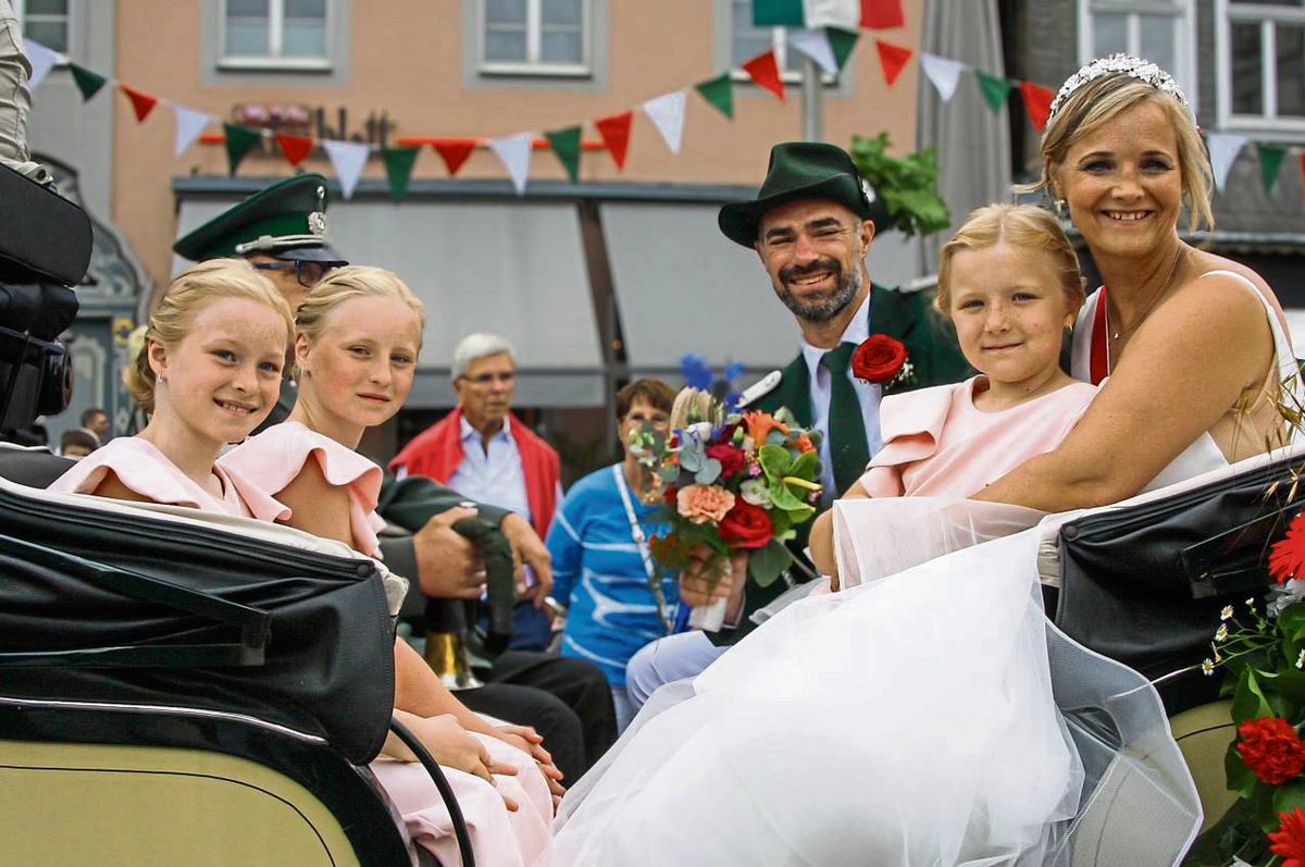 Königin Susanne Mütherich in der Kutsche mit der kleinen Prinzessin, die mit ihren beiden Cousinen (links) die Schleppe ihrer blütenweißen Robe trug. Fotos: Wissing