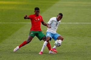 Der israelische Nationalspieler Gadi Kinda (r), hier im Zweikampf mit Portugals Nuno Mendes, ist gestorben. - Foto: Armando Franca/AP/dpa