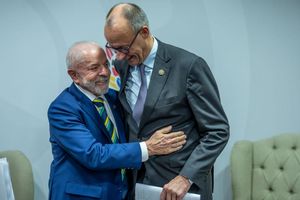 «Er kam nach Brasilien, aber sein Kopf blieb in Berlin», sagt Lula über Merz. - Foto: Michael Kappeler/dpa-pool/dpa