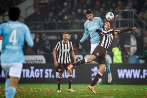 Zurück in der Startelf: St. Paulis Kapitän Jackson Irvine (r). - Foto: Christian Charisius/dpa