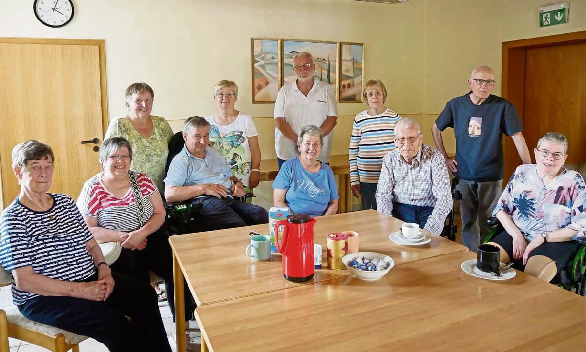 Bei Kaffee und Kuchen tauschen sich die Teilnehmer des MS-Kontaktkreises jeden letzten Donnerstag im Monat im Kallenhardter Pfarrheim über verschiedene Themen aus. Ab und an stehen auch Ausflüge auf dem Programm. Foto: Bsdurek