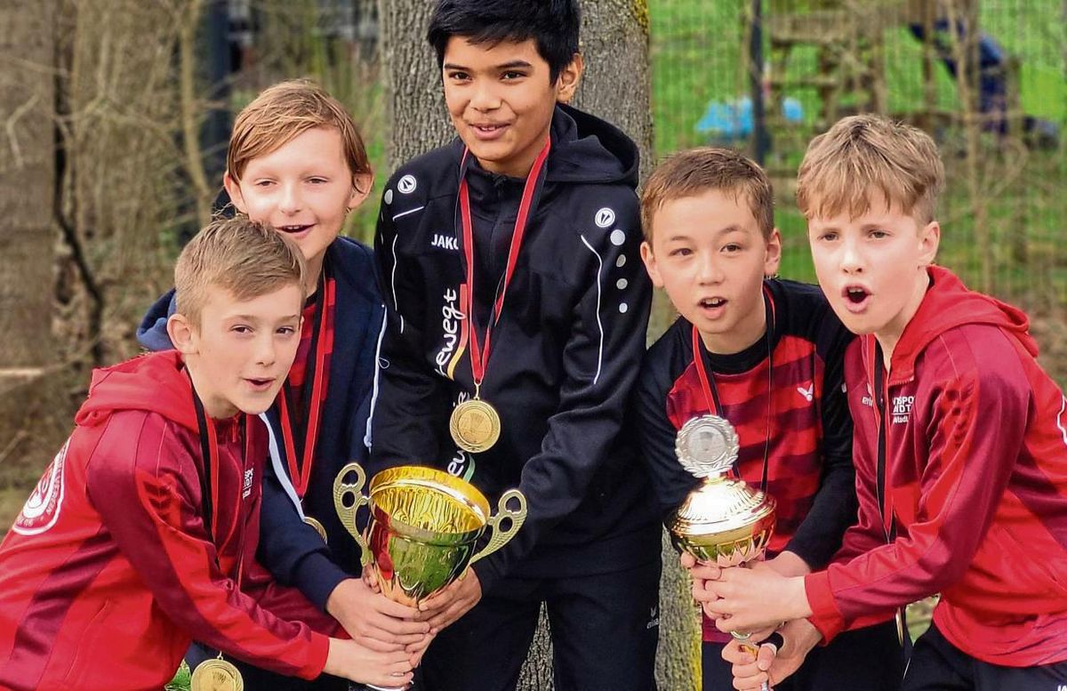 So sehen Sieger aus! Noah Matis, Vincent Becker, Vedha Rengarajan, Felix Czoske und Noah Winkelnkemper (v.l.) vom 1. BV Teutonia Lippstadt präsentieren stolz ihre Trophäen nach dem Gewinn des Bezirkspokals.