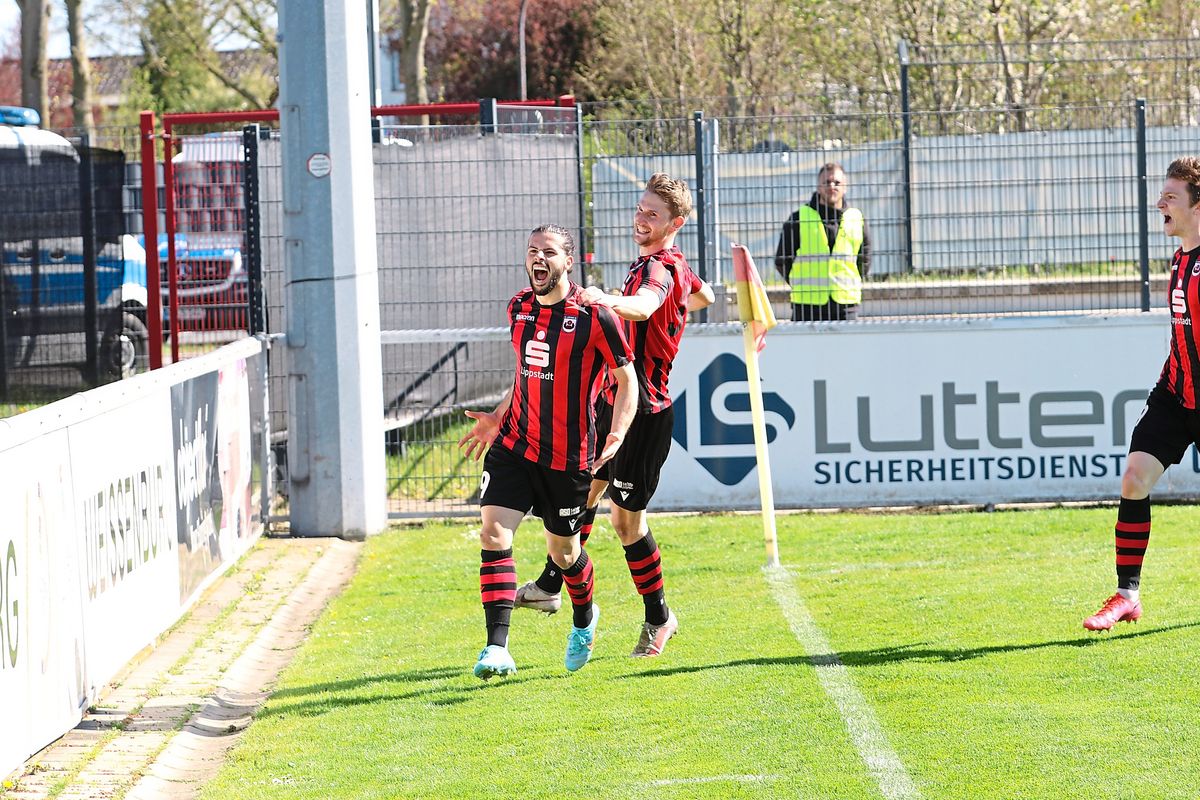 Paolo Maiella (vorne, hier noch im Dress des SV Lippstadt) wechselt vom Südwest-Regionalligisten TSV Steinbach Haiger, wo sein Vertrag aufgelöst wurde, zum West-Regionalligisten und Lippstädter Nachbarn FC Gütersloh. Archivfoto: Lütkehaus