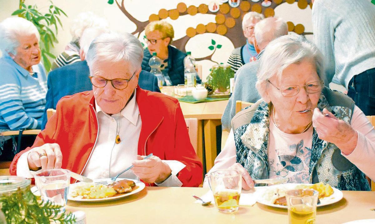 Lecker und unterhaltsam: Bei der „Mahl-Gemeinschaft“ in der Tagespflege Lebensbaum ließen es sich die Teilnehmer munden. Fotos: Giannakis