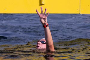 Florian Wellbrock zeigt es an: Vier Goldmedaillen hat er in Singapur gewonnen. - Foto: Vincent Thian/AP/dpa