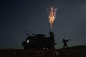Das Gebiet Dnipropetrowsk ist seit langem Schauplatz der militärischen Auseinandersetzung - Drohnen schlagen immer wieder hier ein. (Archivbild) - Foto: Evgeniy Maloletka/AP/dpa
