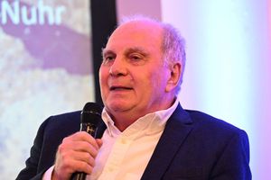 Uli Hoeneß hält die jüngsten Entwicklungen auf dem Transfermarkt für «gaga». - Foto: Felix Hörhager/dpa