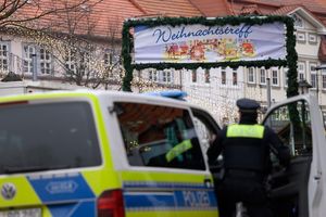 Der Weihnachtsmarkt sei in Absprache mit den Veranstaltern wieder geöffnet, teilte eine Sprecherin der Polizei auf Nachfrage mit. - Foto: Swen Pförtner/dpa