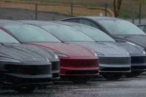 Um den Namen von Teslas Assistenzsystem «Autopilot» gibt es schon lange Streit. (Archivbild) - Foto: Godofredo A. Vásquez/AP/dpa