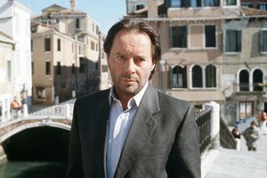 Als Commissario Brunetti löste Kockisch Kriminalfälle in der malerischen Kulisse von Venedig. - Foto: Martin Menke/rbb/ARD Degeto/dpa