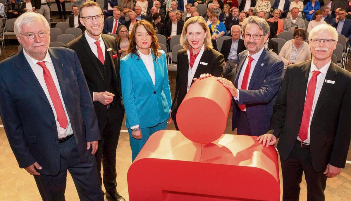 Die Sparkasse Hellweg-Lippe feierte in der Soester Stadthalle ihr 200-jähriges Bestehen (v.l.): Verwaltungsrat-Vorsitzender Ulrich Delbrügger, die Vorstände Peter Königkamp, Nicole La Noutelle und Ulrich Kleinetigges (r.), Zweckverband-Präsidentin Liane Buchholz und der Soester Bürgermeister Eckhard Ruthemeyer. Foto: Dahm
