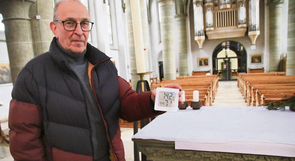 Rund 14 Grad zeigt das Thermometer in Ewald Wenges Hand an: Die Heizung in der Kirche läuft wieder. Fotos: Schönhense