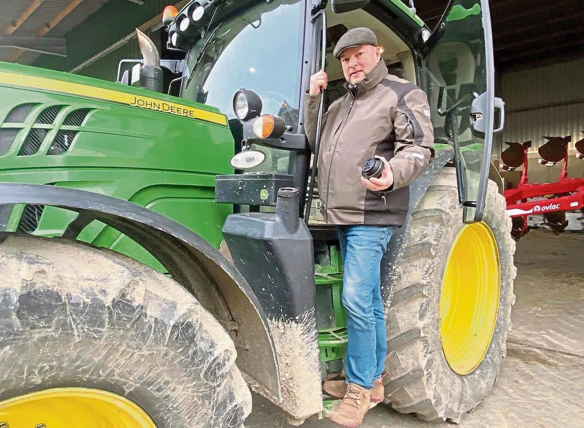 Landwirt Klaus Albersmeier hat den Deckel des Kraftstofftanks abgeschraubt, in den 355 Liter Diesel passen. Mit der neuen CO2-Steuer und dem Aus der Diesel-Rückvergütung kostet jede Tankfüllung etwa 92 Euro mehr. Foto: Vielberg