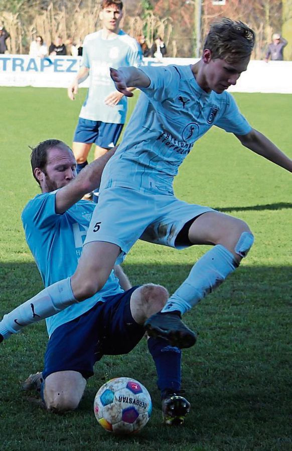 Daniel Lakmann (l.) und der FC Mönninghausen kassierten auch im Heimspiel gegen Borchen eine Niederlage. Foto: Heinke
